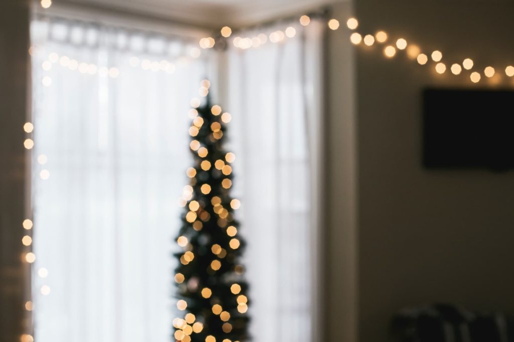decoración de una habitación con luces navideñas