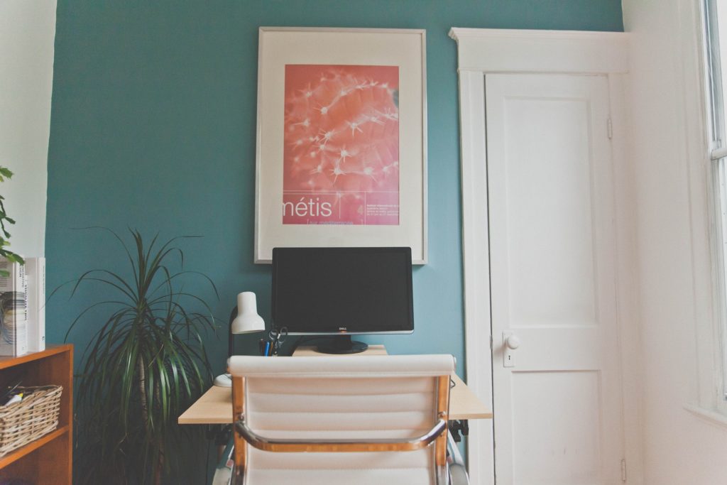 Dormitorio con oficina: ¿cómo organizar el espacio para el teletrabajo?
