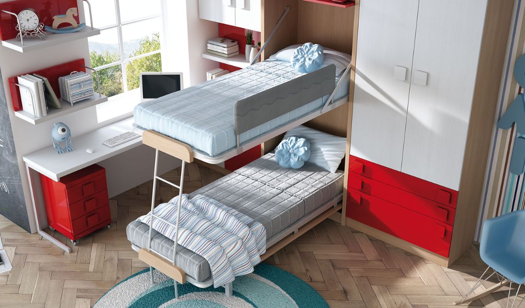 Habitación juvenil con poco espacio equipada con camas abatibles y escritorio